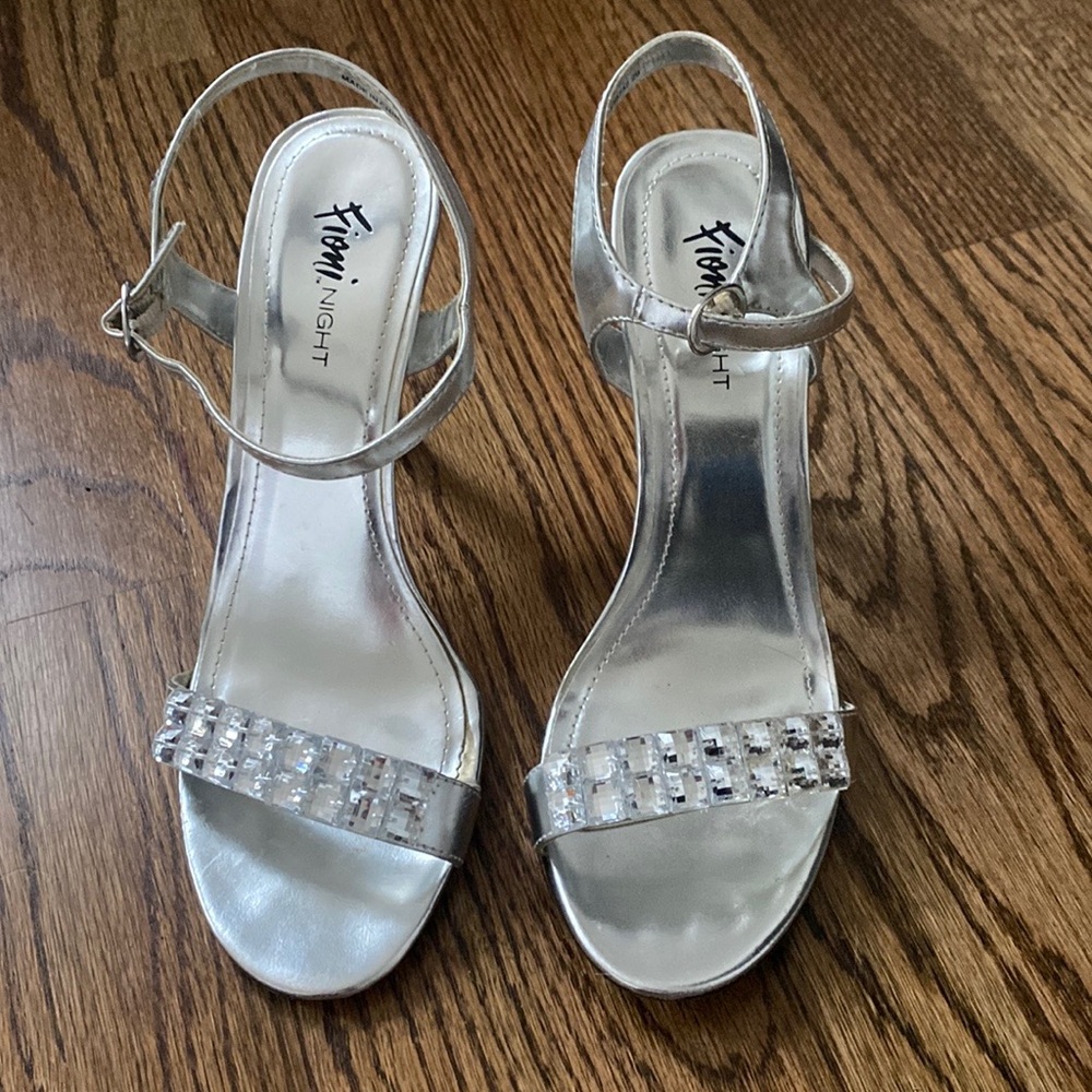 Fiona NIGHT!  3 inch heel. Size 8W.  (fits like regular) Beautiful shoe!